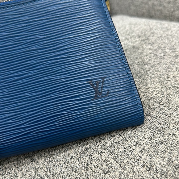 LOUIS VUITTON ÉPI POCHETTE - Picture 2 of 7